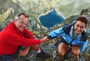 35 una stretta di mano alla 'sirenetta' del sottostante Lago del Diavolo...